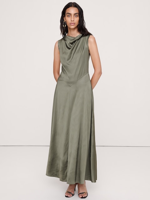 ROBE LONGUE À COL CAGOULE EN SATIN EXTENSIBLE