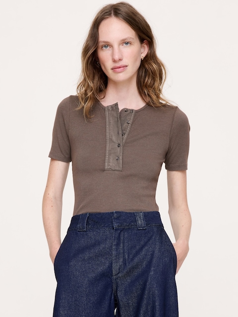 HAUT À ENCOLURE HENLEY EN TRICOT CÔTELÉ