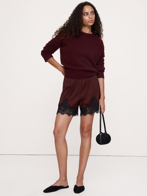 SHORT EN SATIN EXTENSIBLE À BORDURE EN DENTELLE