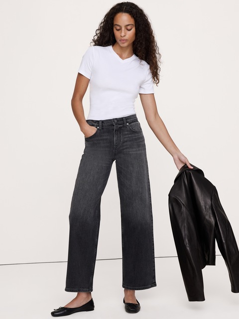 T-SHIRT MINIMALISTE À ENCOLURE EN V HAUTE EN COTON