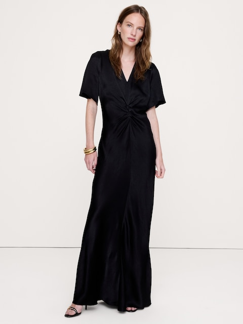 ROBE À MANCHES FLOTTANTES EN SATIN MARTELÉ