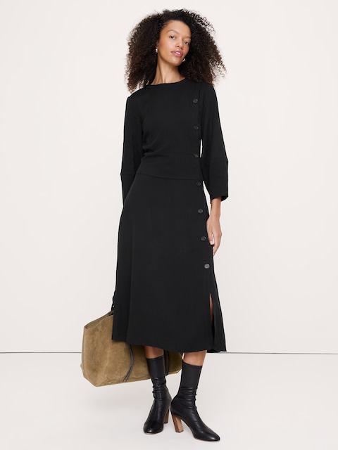 ROBE MI-LONGUE BOUTONNÉE EN SERGÉ FLUIDE