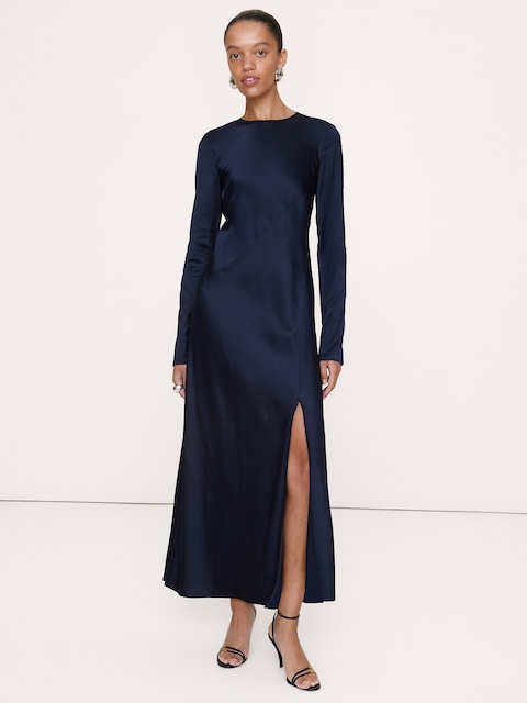 ROBE LONGUE COUPÉE EN BIAIS AVEC FENTE EN SATIN EXTENSIBLE