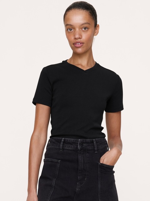 T-SHIRT MINIMALISTE À ENCOLURE EN V HAUTE EN COTON