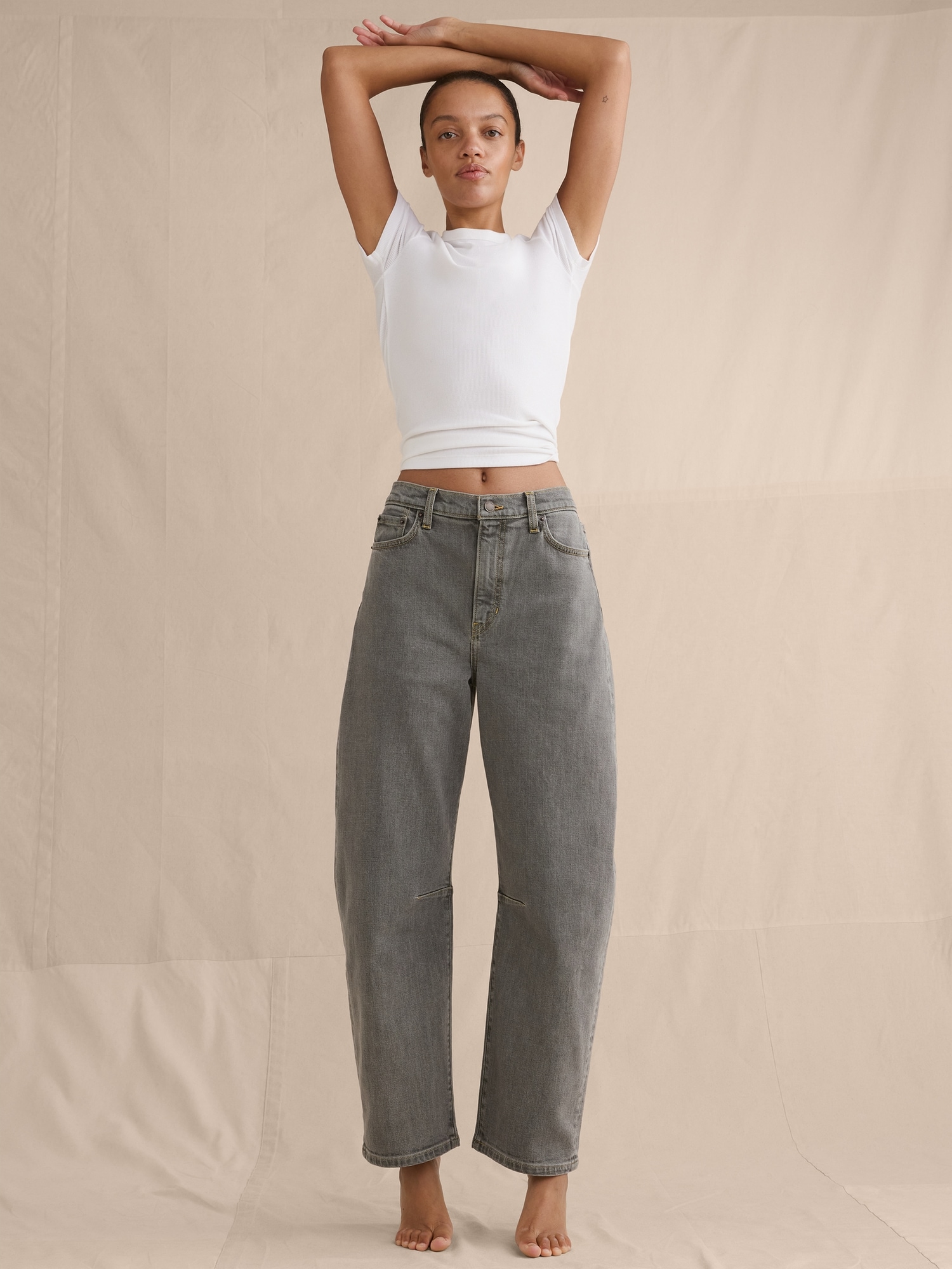 Mid-Rise Barrel Ankle Jean