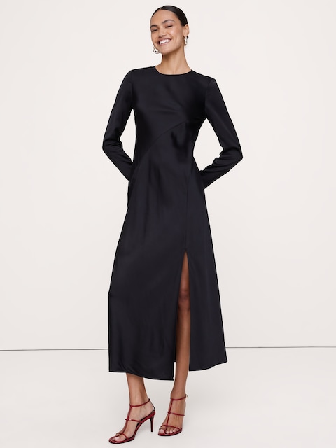 ROBE LONGUE COUPÉE EN BIAIS AVEC FENTE EN SATIN EXTENSIBLE