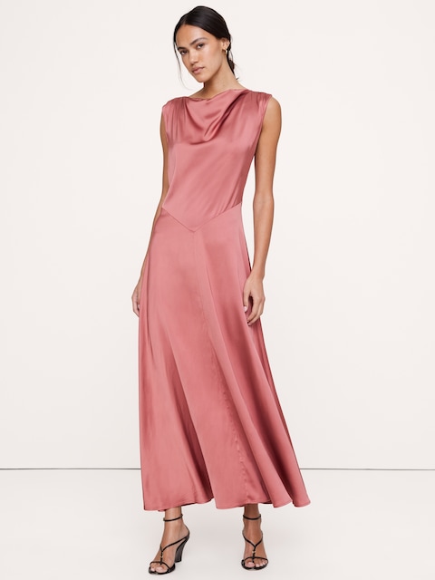 ROBE LONGUE À COL CAGOULE EN SATIN EXTENSIBLE
