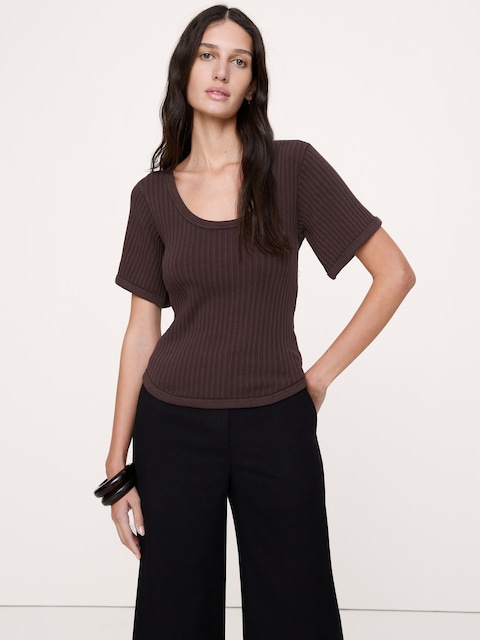 T-SHIRT À ENCOLURE DÉGAGÉE EN COTON EXTENSIBLE CÔTELÉ