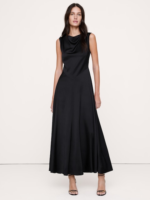 ROBE LONGUE À COL CAGOULE EN SATIN EXTENSIBLE