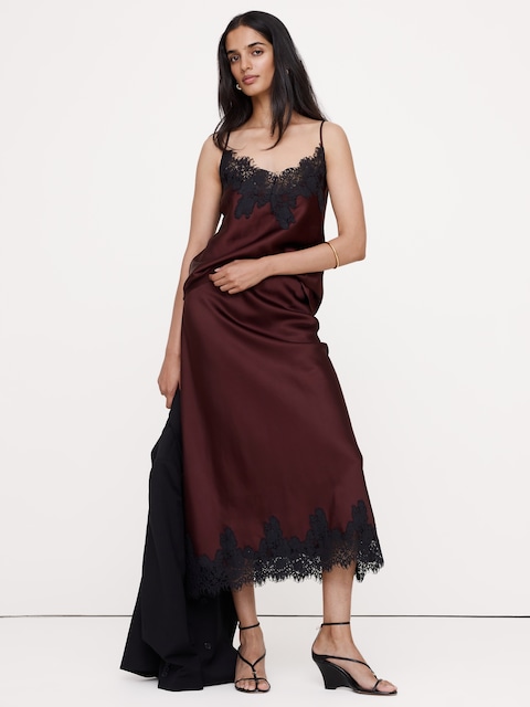 CAMISOLE EN SATIN EXTENSIBLE À BORDURE EN DENTELLE