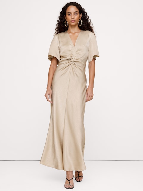 ROBE À MANCHES FLOTTANTES EN SATIN MARTELÉ