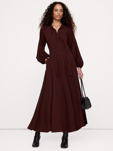 ROBE PAYSANNE EN JACQUARD À ENCOLURE À VOLANTS