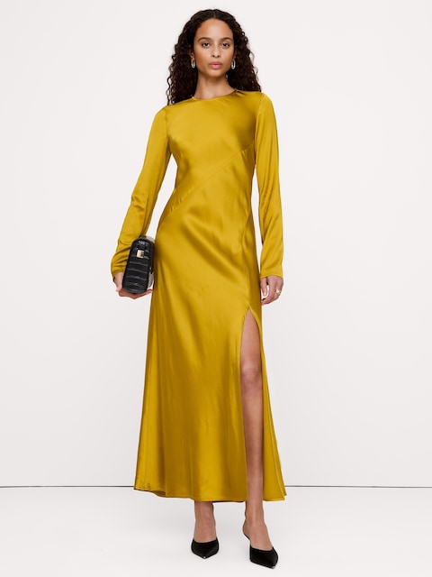 ROBE LONGUE COUPÉE EN BIAIS AVEC FENTE EN SATIN EXTENSIBLE