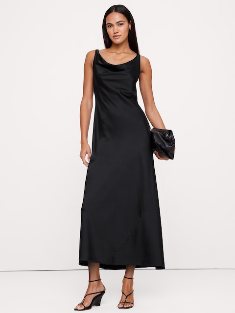ROBE LONGUE À COL CAGOULE EN SATIN EXTENSIBLE
