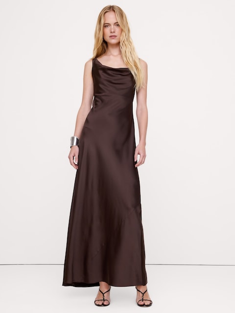 ROBE LONGUE À COL CAGOULE EN SATIN EXTENSIBLE