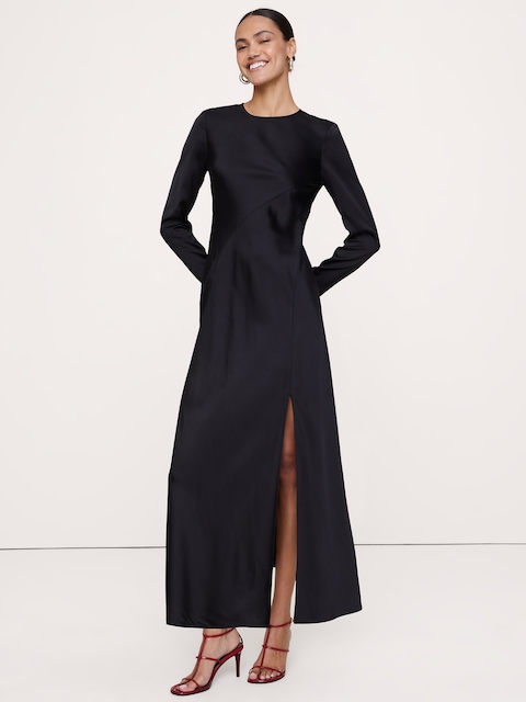 ROBE LONGUE COUPÉE EN BIAIS AVEC FENTE EN SATIN EXTENSIBLE